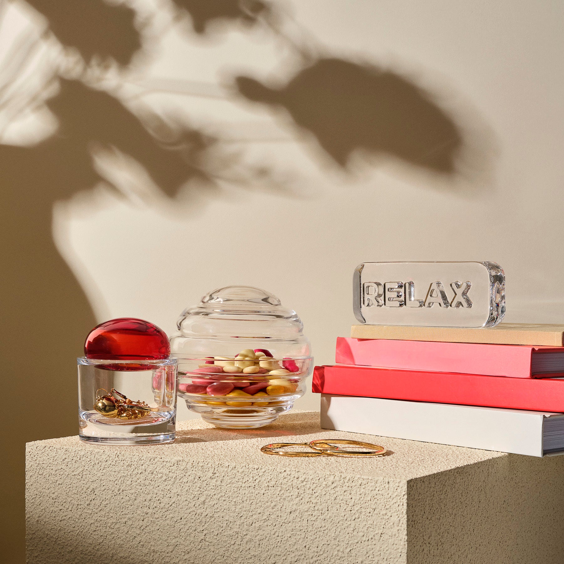 HERMES / UN ARMOIRE SUR LE MUR 香水 800x.jpeg?