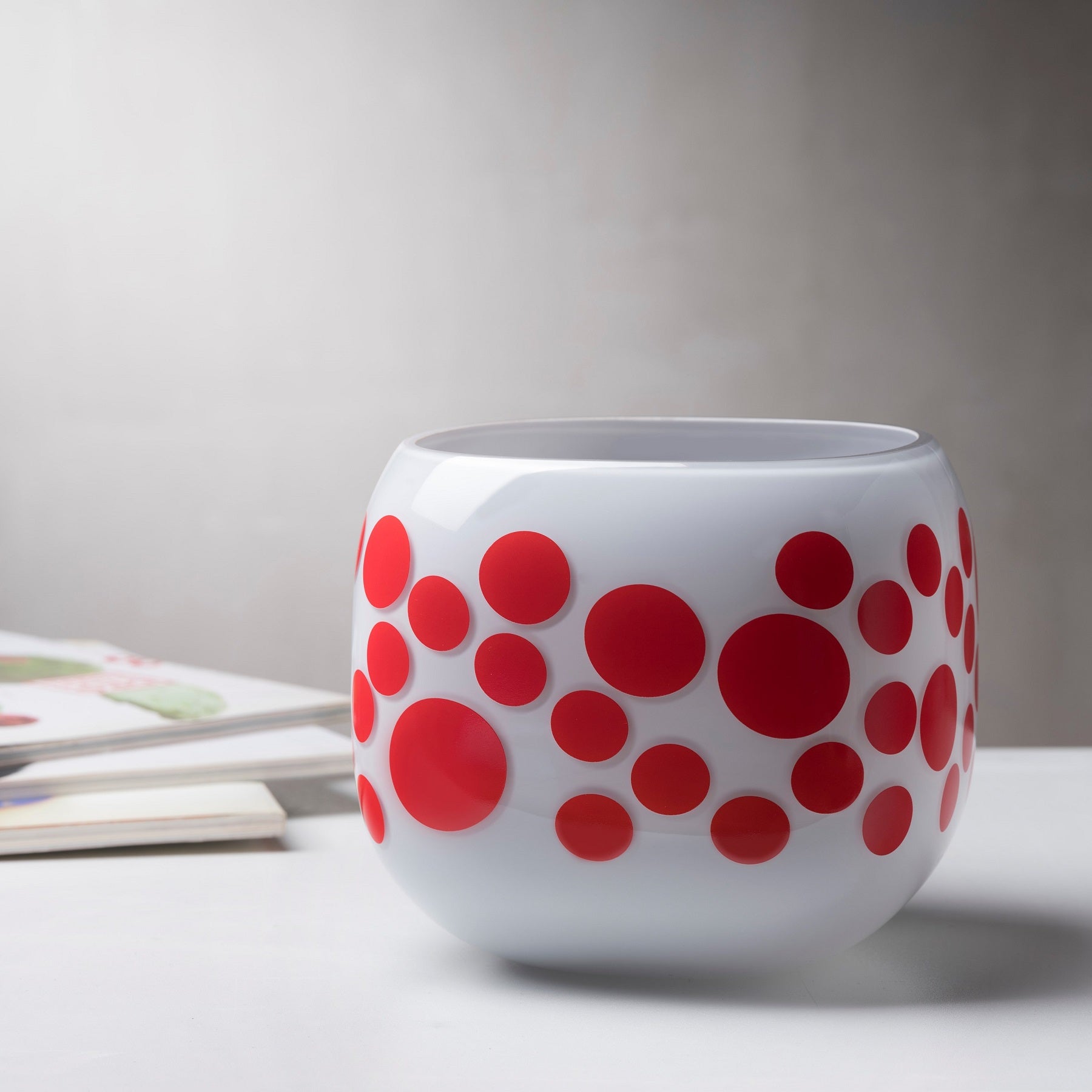 Mono Box Vase Iris Apfel Red Dotted on table